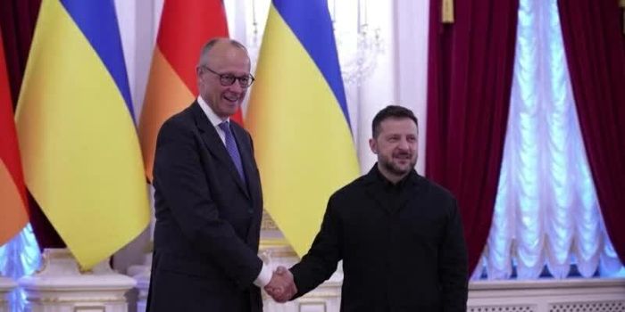 Thủ tướng Đức Friedrich Merz và Tổng thống Ukraine Volodymyr Zelensky tại cuộc gặp ở Kiev, ngày 4/10. (Nguồn: Myanmar International TV)