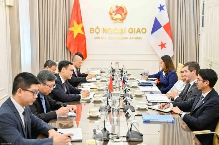 Thứ trưởng Ngoại giao Đặng Hoàng Giang và Thứ trưởng Ngoại giao Panama Carlos A. Hoyos đồng chủ trì Phiên Tham vấn chính trị lần thứ hai Việt Nam-Panama, ngày 28/7. (Ảnh: Nguyễn Hồng)