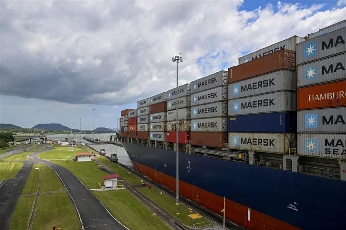 Một con tàu di chuyển qua kênh đào Panama. (Nguồn: Tân Hoa xã)
