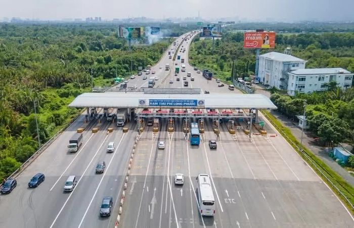 Xe lưu thông qua trạm thu phí cao tốc TP. Hồ Chí Minh-Long Thành-Dầu Giây. (Nguồn: Vietnam+)