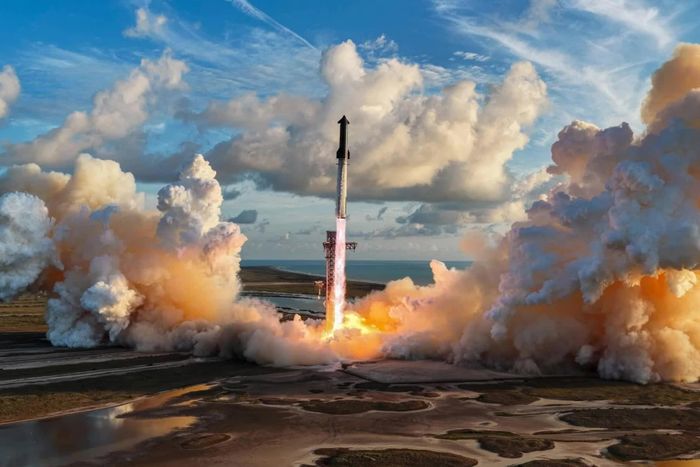  SpaceX phóng thành công tên lửa Starship thế hệ mới trên tầng đẩy Super Heavy V3 từ bãi phóng Starbase ở Boca Chica, bang Texas, Mỹ. Ngày 28/9, SpaceX đưa Starship thực hiện chuyến bay thử nghiệm lần thứ 14, đánh dấu lần đầu tên lửa này được đưa vào quỹ đạo quanh Trái đất. Chuyến bay đồng thời đưa 26 vệ tinh Starlink V3 lên quỹ đạo, mở đầu việc triển khai thế hệ vệ tinh mới được kỳ vọng giúp tăng đáng kể tốc độ và độ ổn định của mạng lưới Internet vệ tinh. Trong chuyến bay kéo dài gần 10 giờ, Starship dự kiến bay ở độ cao khoảng 275 km và thực hiện khoảng 6 vòng quanh Trái đất trước khi hạ xuống Thái Bình Dương, phía Tây Chile. Ba trong số 26 vệ tinh Starlink V3 được trang bị thêm camera để ghi hình tấm chắn nhiệt của Starship, phục vụ đánh giá khả năng tái sử dụng phương tiện trong các nhiệm vụ tương lai. (Nguồn: UPI) 