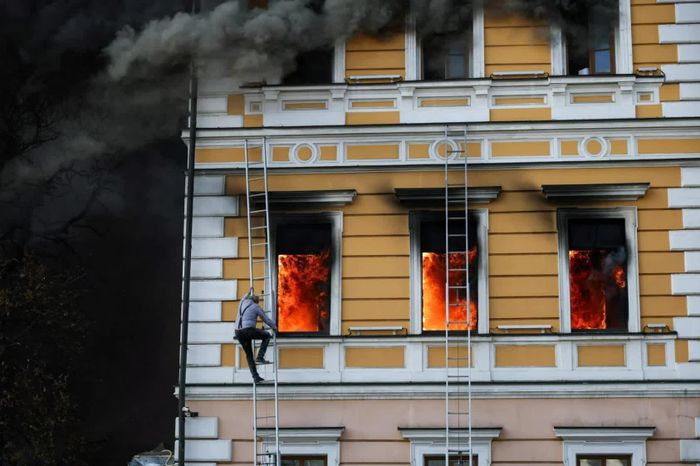  Ông Ihor Malchevsky, 69 tuổi, Phó trưởng một phòng thuộc Viện Hàn lâm Khoa học quốc gia Ukraine, trèo xuống từ tòa nhà hành chính đang bốc cháy ở Kiev sau vụ tập kích bằng máy bay không người lái của Nga ngày 28/9. Ở một diễn biến liên quan, Phó Chủ tịch Hội đồng An ninh Nga Dmitry Medvedev ngày 4/10 cho rằng, một thỏa thuận hòa bình với Ukraine cần dựa trên những điều kiện mà Moscow đã nhiều lần nêu ra. Đó là nền tảng cho giải pháp ngoại giao, đồng thời cảnh báo, Moscow sẽ tiếp tục theo đuổi mục tiêu bằng biện pháp quân sự nếu những yêu cầu không được đáp ứng. (Nguồn: Reuters) 