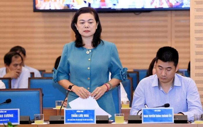 Phó Giám đốc Sở Giáo dục và Đào tạo Hà Nội Trần Lưu Hoa trả lời tại họp báo. (Ảnh: Đình Hiệp)