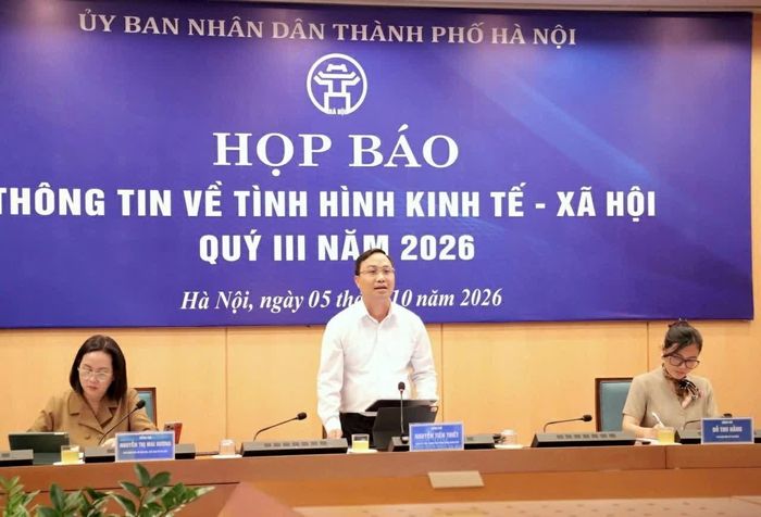 Chánh văn phòng, Người phát ngôn UBND TP. Hà Nội Nguyễn Tiến Thiết chủ trì họp báo. (Ảnh: Đình Hiệp)