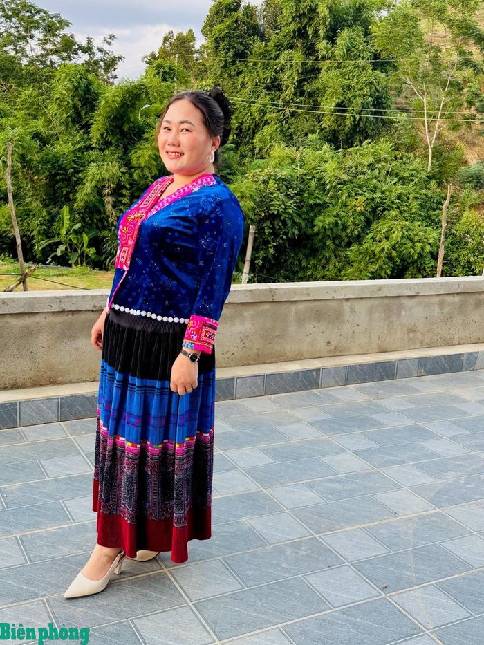 Phụ nữ Mông trong trang phục truyền thống. Ảnh: HNT
