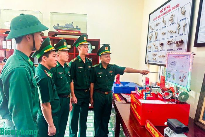Cán bộ Hải đội Biên phòng 2, Bộ đội Biên phòng thành phố Quảng Ninh giới thiệu mô hình, học cụ phục vụ công tác huấn luyện, sẵn sàng chiến đấu. Ảnh: Nguyễn Hưng