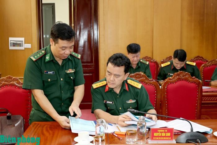 Đoàn Thanh tra kiểm tra hệ thống sổ sách, văn bản của các cơ quan thuộc Cục Chính trị Bộ đội Biên phòng. Ảnh: Tuấn Kiệt