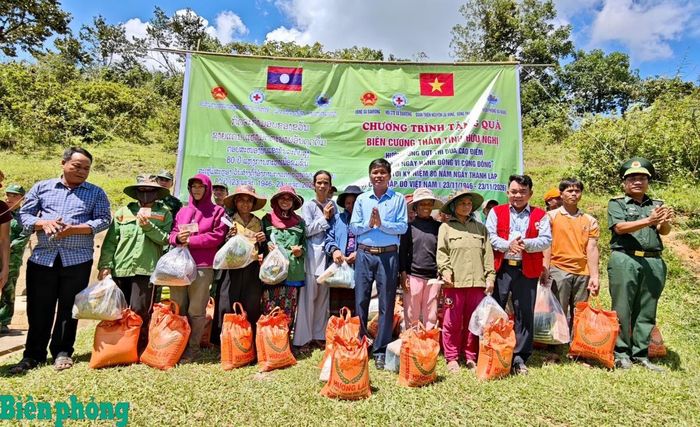 Ban tổ chức đã trao các phần quà “Biên cương thắm tình hữu nghị” cho 3 bản thuộc xã A Cha. Ảnh: Đình Tiến