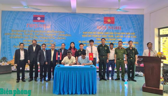 Hai bên ký thông qua biên bản hội nghị giao ban. Ảnh: Ngọc Hòa