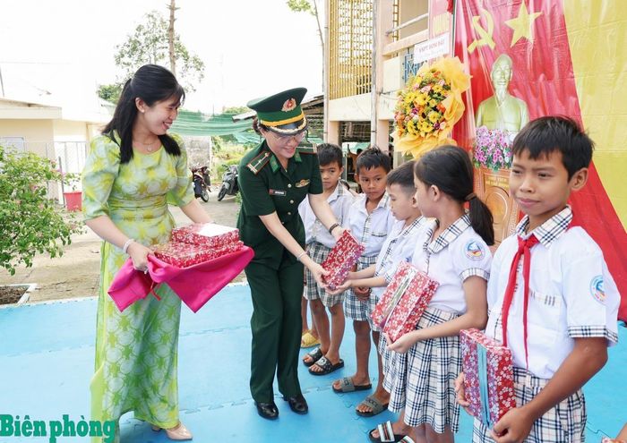 Niềm vui của các em học sinh khi nhận quà từ mô hình “Quyển vở yêu thương - Tiếp bước tới trường” của Hội Phụ nữ Bộ đội Biên phòng tỉnh An Giang vào đầu năm học mới. Ảnh: Thu Ngân
