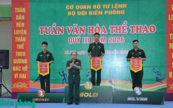 Thiếu tướng Trần Hải Bình, Phó Tham mưu trưởng Bộ đội Biên phòng trao giải cho các vận động viên. Ảnh: Duy Khiêm