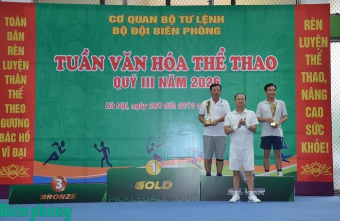 Trung tướng Nguyễn Anh Tuấn, Bí thư Đảng ủy, Chính ủy Bộ đội Biên phòng trao giải Nhì cho cặp vận động viên tranh giải Siêu Cúp Pickleball Thiếu tướng Vũ Quốc Ân và Thiếu tướng Nguyễn Đức Mạnh. Ảnh: Duy Khiêm