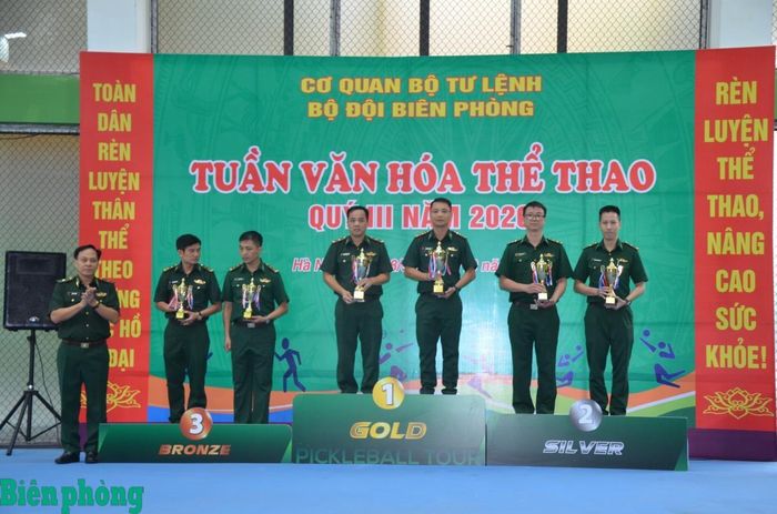 Thiếu tướng Bùi Thế Tuyên, Cục trưởng Cục Trinh sát Bộ đội Biên phòng trao giải cho các vận động viên. Ảnh: Duy Khiêm