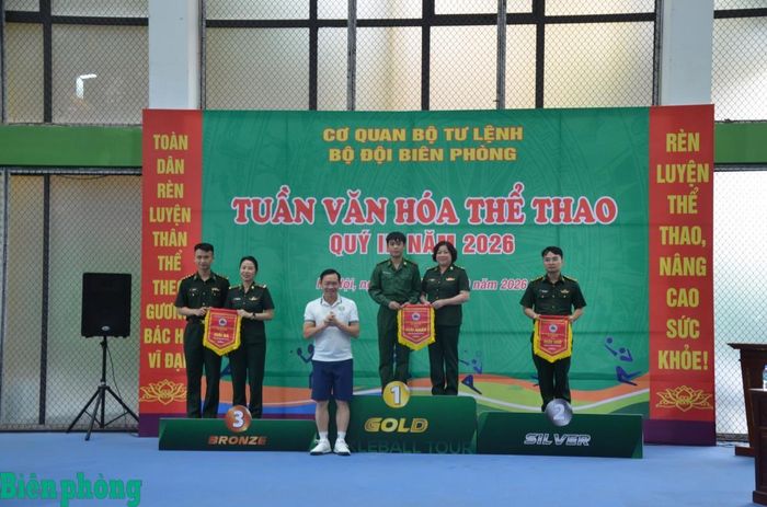 Thiếu tướng Nguyễn Xuân Toàn, Chủ nhiệm Chính trị Bộ đội Biên phòng trao giải cho các vận động viên. Ảnh: Duy Khiêm