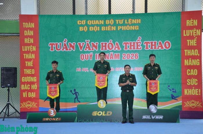 Thiếu tướng Văn Ngọc Quế, Phó Chủ nhiệm Chính trị Bộ đội Biên phòng trao giải cho các vận động viên. Ảnh: Duy Khiêm