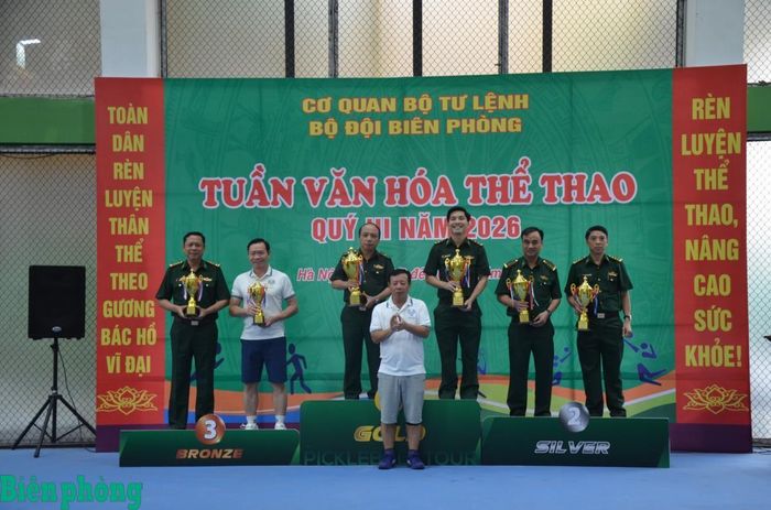 Thiếu tướng Nguyễn Đức Mạnh, Phó Tư lệnh Bộ đội Biên phòng trao giải cho các vận động viên. Ảnh: Duy Khiêm