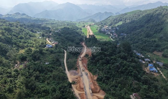 Để mở đường giữa núi rừng, các nhà thầu phải huy động nhiều mũi thi công, tăng cường máy móc, nhân lực và tổ chức thi công liên tục.