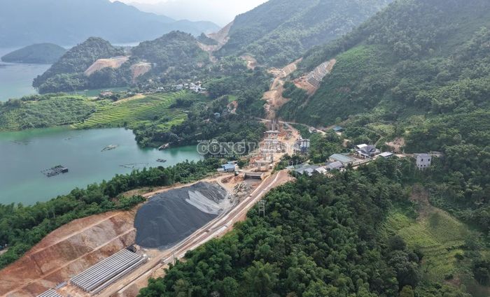 Phía sau những tuyến đường đang dần hình thành giữa núi đồi là sự vất vả của công nhân, kỹ sư và những cỗ máy ngày đêm bám công trường.