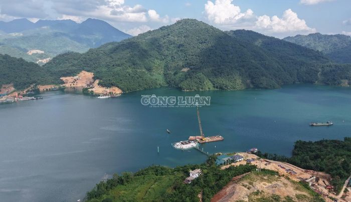Trên tuyến, hàng loạt cầu lớn, cầu cao và các công trình hầm đang đồng loạt được triển khai. Đặc biệt, cầu Hòa Sơn là cầu dây văng có nhịp chính dài tới 550 m, cùng 3 hầm xuyên núi và nhiều cầu có trụ cao trên 50 m, tạo nên những hạng mục thi công phức tạp.