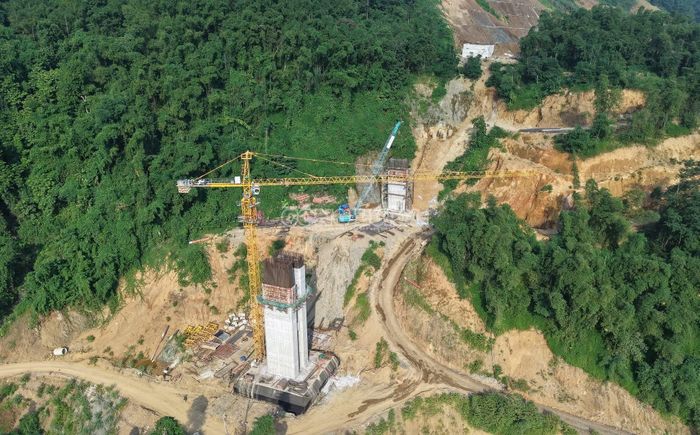 Những trụ cầu cao hàng chục mét đang được gấp rút thi công.