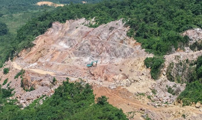 Máy móc, thiết bị công suất lớn được huy động thi công dự án.
