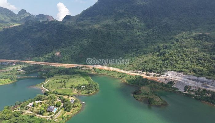 Cao tốc Hòa Bình - Mộc Châu đi qua địa hình đồi núi hiểm trở, địa chất phức tạp, nhiều khu vực đất đá phong hóa mạnh, tiềm ẩn nguy cơ sạt lở.