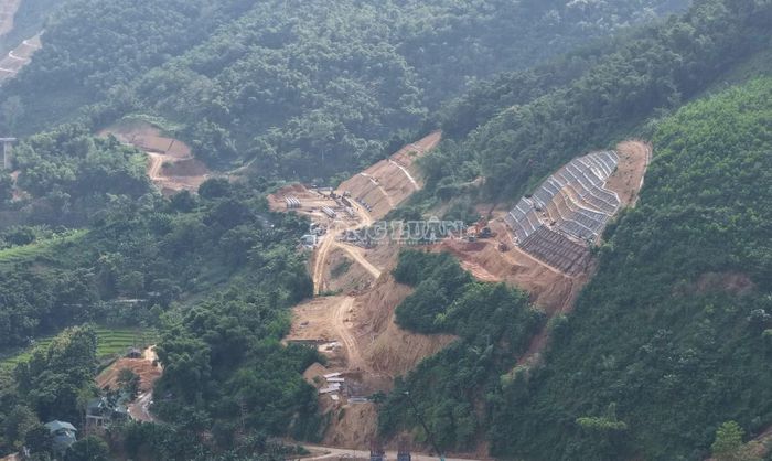 Dù tiến độ đang được đẩy nhanh, dự án vẫn gặp nhiều khó khăn do tuyến đi qua địa hình đồi núi hiểm trở, điều kiện địa chất phức tạp, có nguy cơ sạt lở.