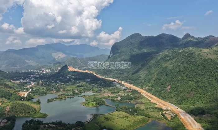 Địa hình khó, cộng thêm mưa lớn, bão và thời tiết diễn biến bất lợi khiến việc thi công nền đường, vận chuyển, tập kết vật liệu gặp không ít trở ngại.