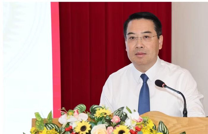 Chủ tịch UBND tỉnh Lào Cai Nguyễn Tuấn Anh phát biểu giao nhiệm vụ cho tân Phó Giám đốc Sở Công Thương. Ảnh: laocai.gov.vn
