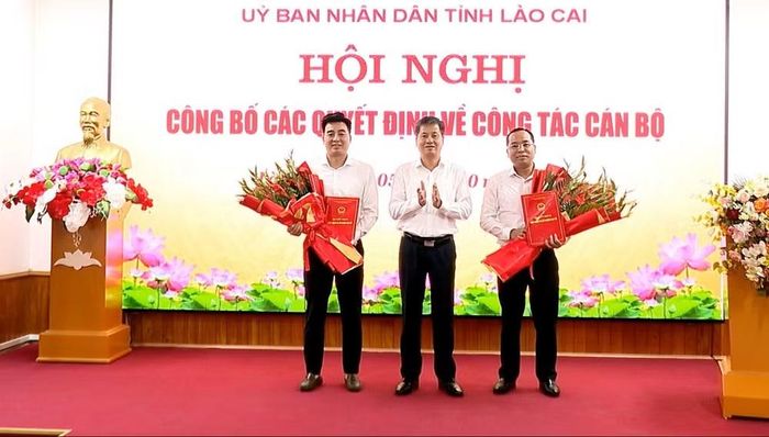 Phó Chủ tịch Thường trực UBND tỉnh Lào Cai Ngô Hạnh Phúc trao quyết định và tặng hoa chúc mừng hai Phó Giám đốc được bổ nhiệm. Ảnh: Báo Lào Cai