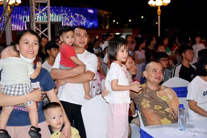 Rất nhiều gia đình cùng người thân tham dự và cổ vũ tại chương trình.
