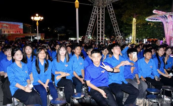 Đông đảo đoàn viên, thanh niên mặc áo xanh thanh niên Việt Nam hào hứng tham dự Chương trình kỷ niệm 70 năm Ngày truyền thống Hội LHTN Việt Nam tại thành phố Quảng Ninh.