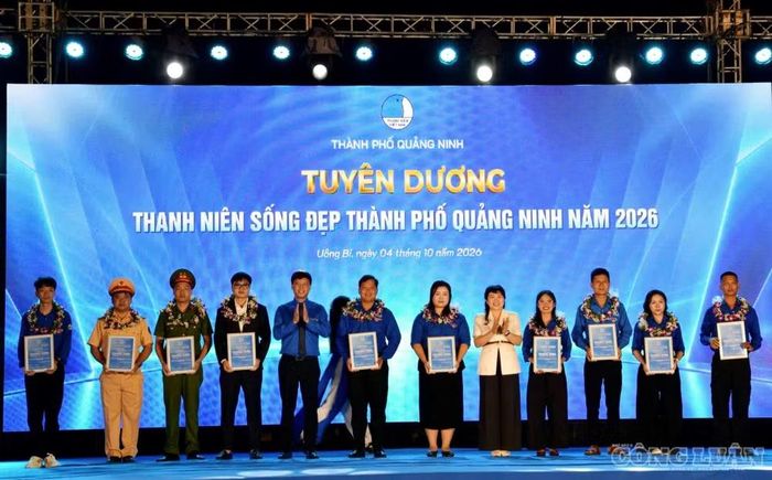 Tuyên dương các gương mặt "Thanh niên sống đẹp" thành phố Quảng Ninh năm 2026 tại chương trình kỷ niệm.