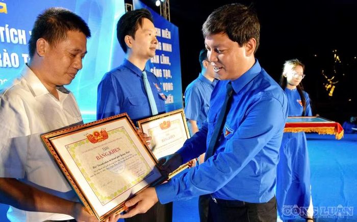 Lãnh đạo Trung ương Đoàn và Thành đoàn trao Bằng khen, vinh danh các cá nhân tiêu biểu trong phong trào thanh niên.