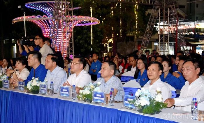 Các đại biểu và đông đảo đoàn viên, thanh niên tham dự Chương trình kỷ niệm 70 năm Ngày truyền thống Hội LHTN Việt Nam tại thành phố Quảng Ninh.