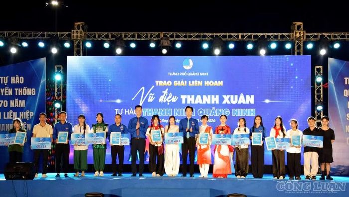 Ban tổ chức trao giải cho các đội thi đạt thành tích xuất sắc tại Liên hoan "Vũ điệu thanh xuân - Tự hào thanh niên Quảng Ninh".