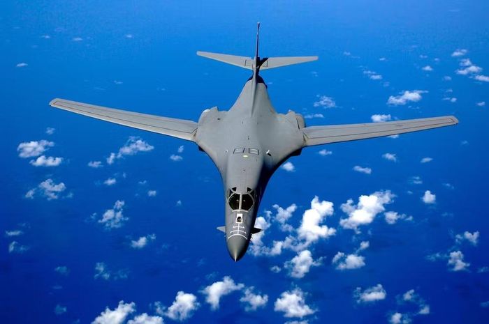 Một chiếc B-1B Lancer bay trên vùng trời Thái Bình Dương. Ảnh: United States Air Force