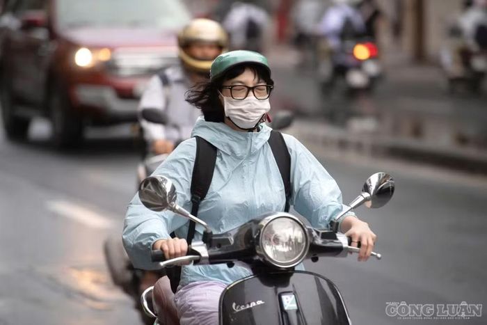 Người dân cảm nhận rõ gió lạnh khi di chuyển qua khu vực có nhiều tòa nhà cao tầng, nơi gió thổi mạnh.