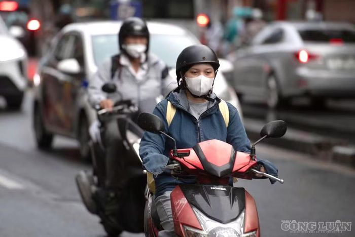 Trên đường phố Hà Nội, hình ảnh người dân mặc áo khoác, sử dụng găng tay, áo mưa hoặc áo chống nắng để tránh gió lạnh khác hẳn những ngày trước, khi thời tiết vẫn còn oi nóng.