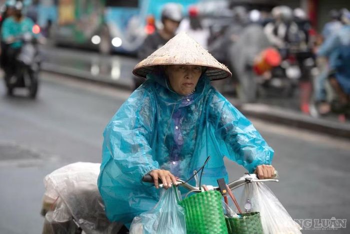 Theo cơ quan khí tượng, đợt không khí lạnh này đã khiến nền nhiệt miền Bắc giảm đáng kể. Tại Hà Nội, nhiệt độ thấp nhất trong ngày được dự báo ở mức 21-23 độ C.