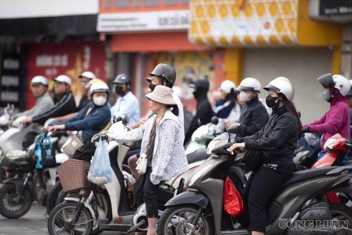 Trên nhiều tuyến phố, người dân ra đường từ sáng sớm đã phải mặc thêm áo khoác để giữ ấm. Hình ảnh học sinh, người đi làm khoác áo, trùm kín người hoặc sử dụng áo mưa, áo chống nắng để chắn gió xuất hiện phổ biến.
