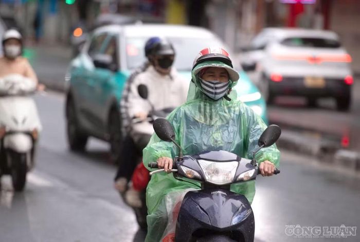 Áo mưa vừa giúp tránh ướt vừa chắn gió lạnh khi người dân di chuyển trên đường.