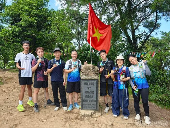 Leo núi dần trở thành kỉ niệm khó quên đối với các hội nhóm, bạn bè. Ảnh: Thu Ngân.