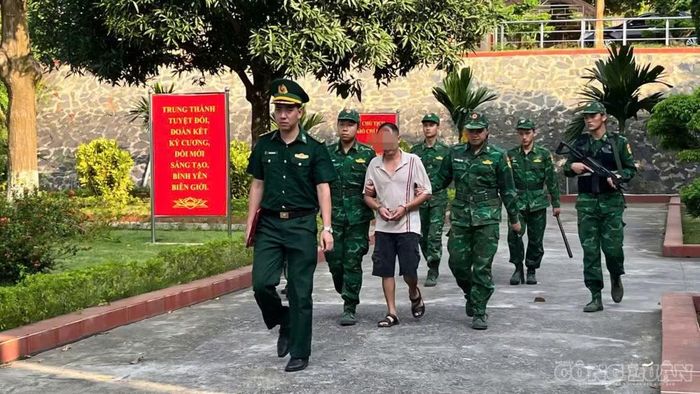Di lý đối tượng Ly Thền Hồ (ảnh: Trung Dũng).