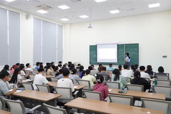 Chuẩn cũng yêu cầu năng lực ngoại ngữ phù hợp với đặc thù lĩnh vực, giúp giảng viên và người học có khả năng giảng dạy, nghiên cứu, khai thác tài liệu khoa học, tiêu chuẩn, quy chuẩn và tài liệu kỹ thuật chuyên ngành điện hạt nhân. Ảnh: VNU