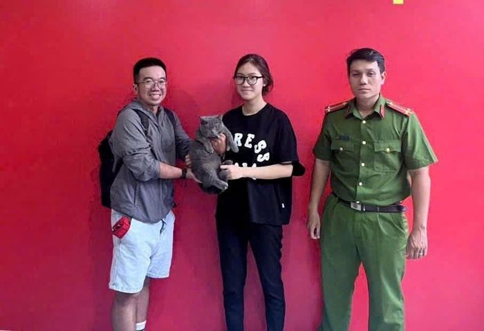 Người dân được lực lượng chức năng bàn giao lại mèo bị mất trộm. Ảnh: Công an cung cấp