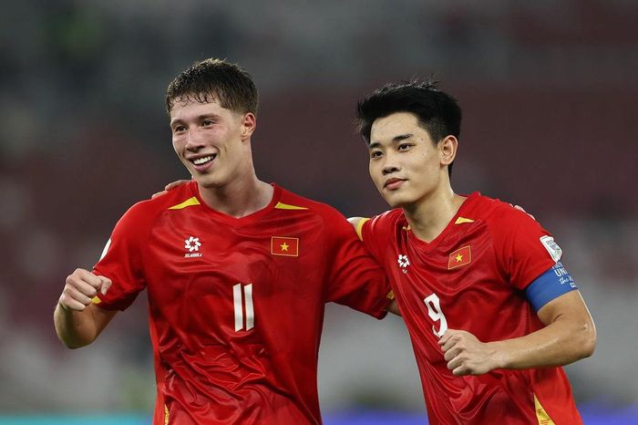 Williams Minh Hoàng ăn mừng bàn thắng đầu tiên cho đội tuyển Việt Nam cùng với đồng đội Đình Bắc (Ảnh FIFA)