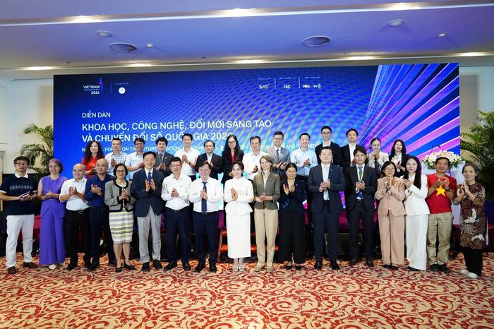 Các đại biểu chụp ảnh lưu niệm tại Diễn đàn. (Ảnh: MST)
