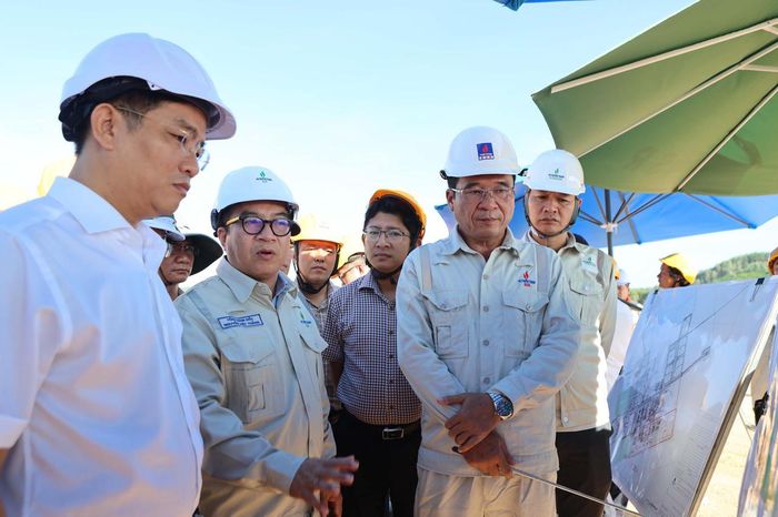 Tổng Giám đốc BSR Nguyễn Việt Thắng báo cáo tiến độ dự án với lãnh đạo tỉnh Quảng Ngãi.