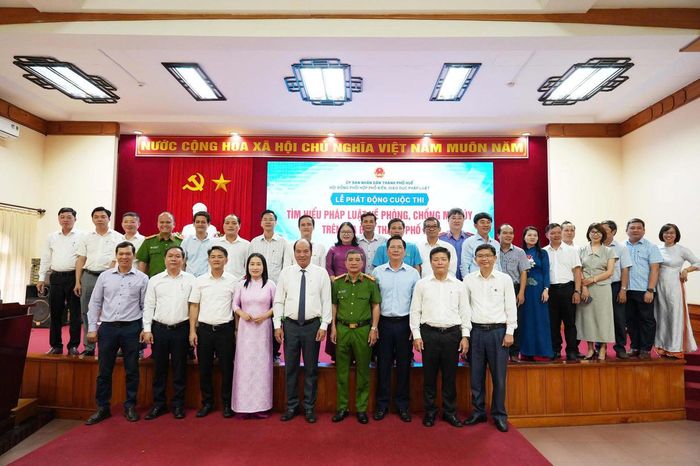 Các đại biểu chụp ảnh kỷ niệm. (Ảnh: TN) 
